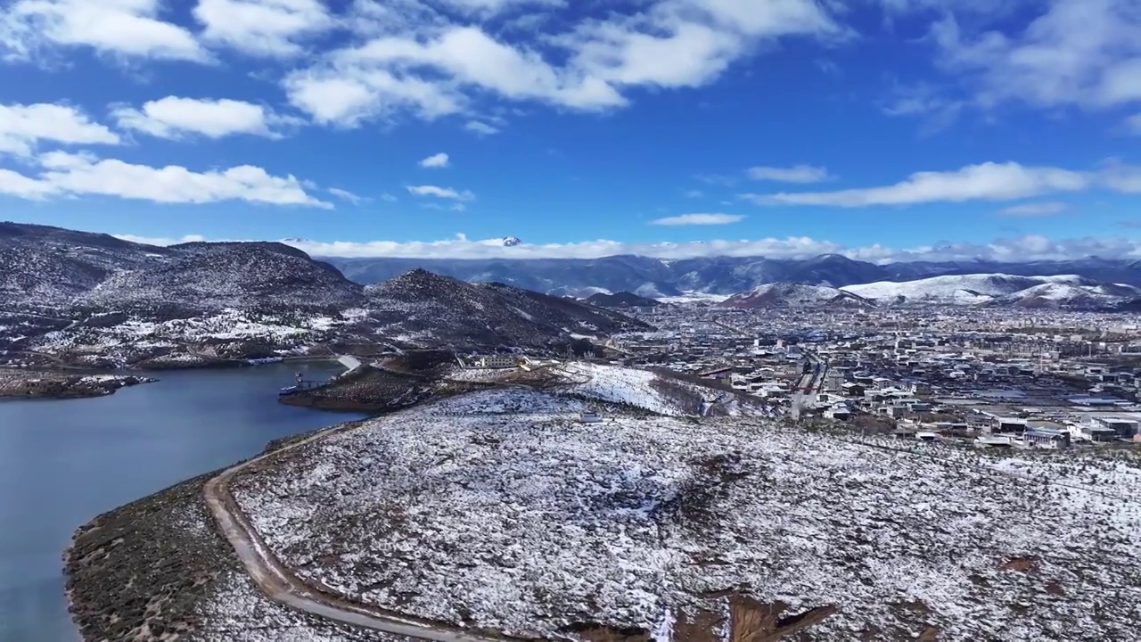 雪后的香格里拉 街道的远处的山及桑那水库视频素材