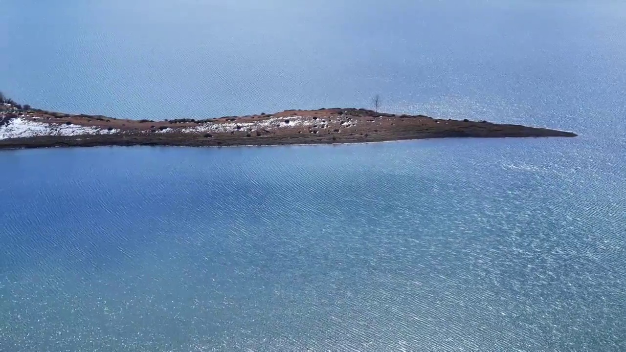 雪后的香格里拉 街道的远处的山及桑那水库视频素材