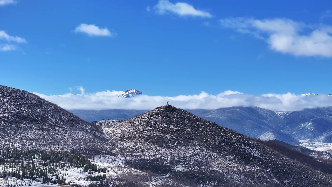 雪后的香格里拉 街道的远处的山及桑那水库视频素材