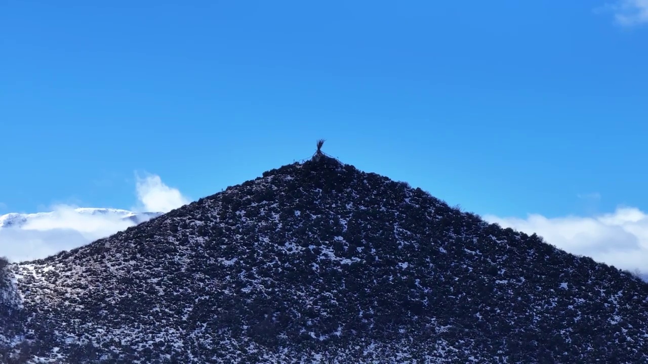 雪后的香格里拉 街道的远处的山及桑那水库视频素材