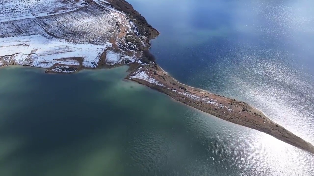 雪后的香格里拉 街道的远处的山及桑那水库视频素材