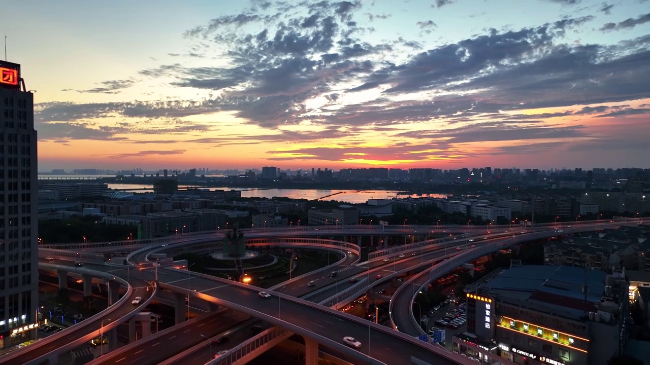 航拍夕阳晚霞落日天空武汉城市交通道路车流视频素材