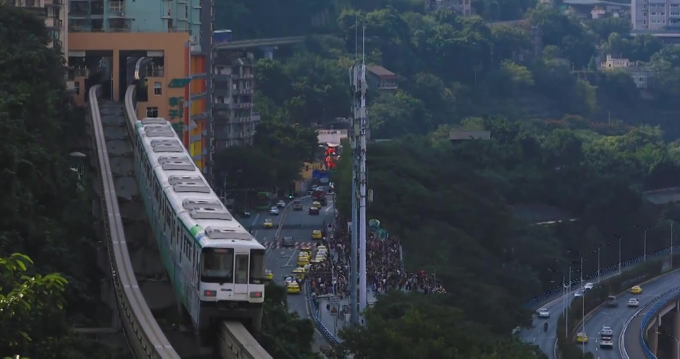 重庆市渝北区李子坝轻轨从城市穿过视频素材