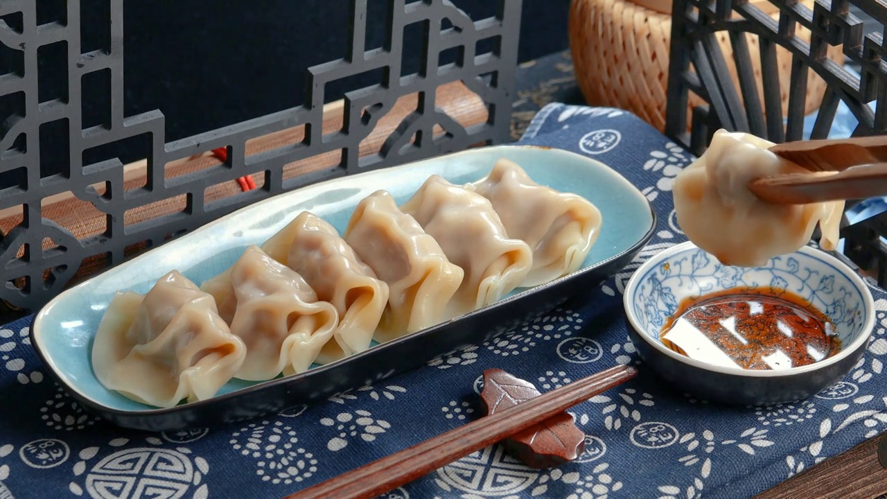 煎饺子手工现包新鲜韭菜肉馅饺子中国民间传统食品蒸饺中华民族北方食品过大年春节元宵节日节令庆祝点心美食视频下载