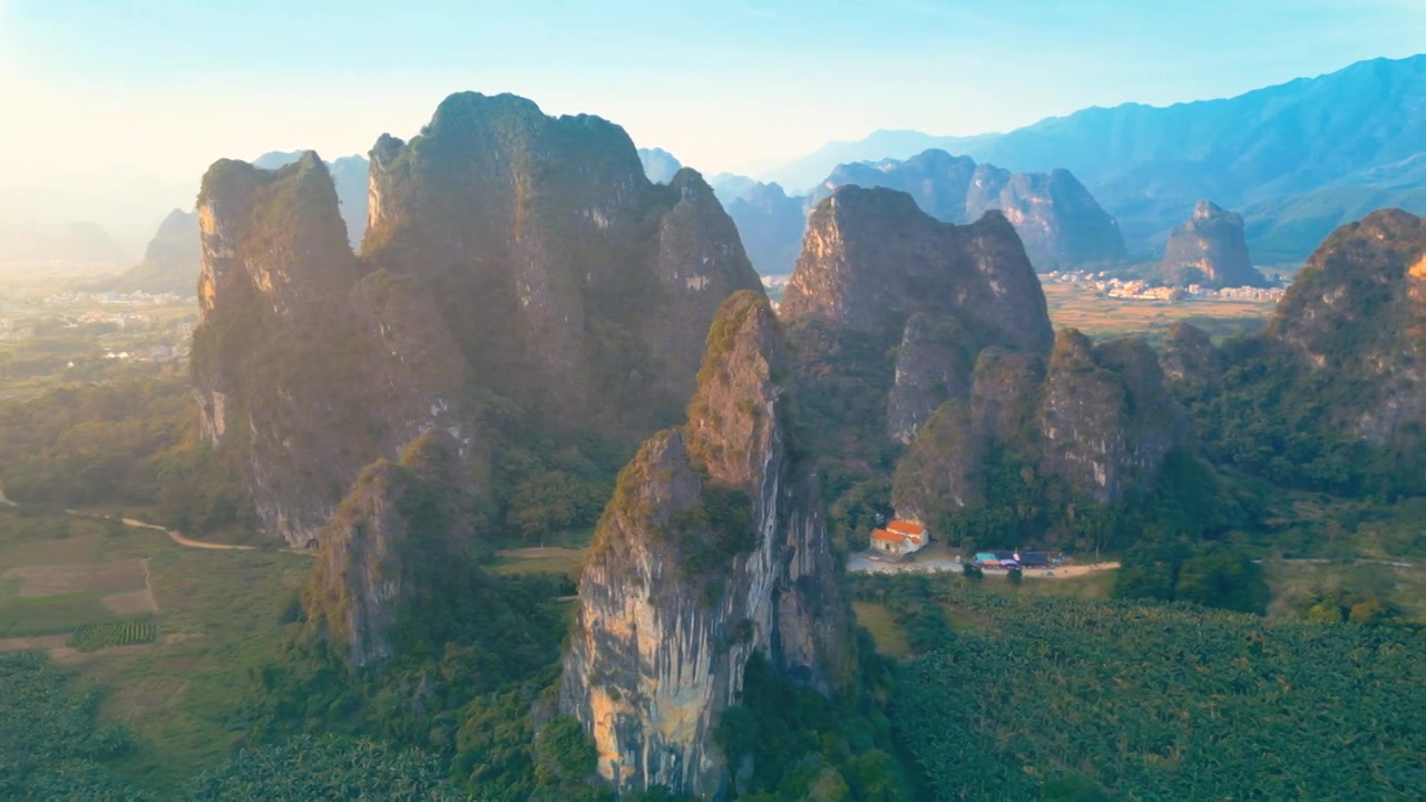 航拍广东省清远市英德市黄花镇英西峰林走廊独特的喀斯特地貌，犹如魔戒中土世界般壮丽奇特陡峭山峰直插云霄视频素材