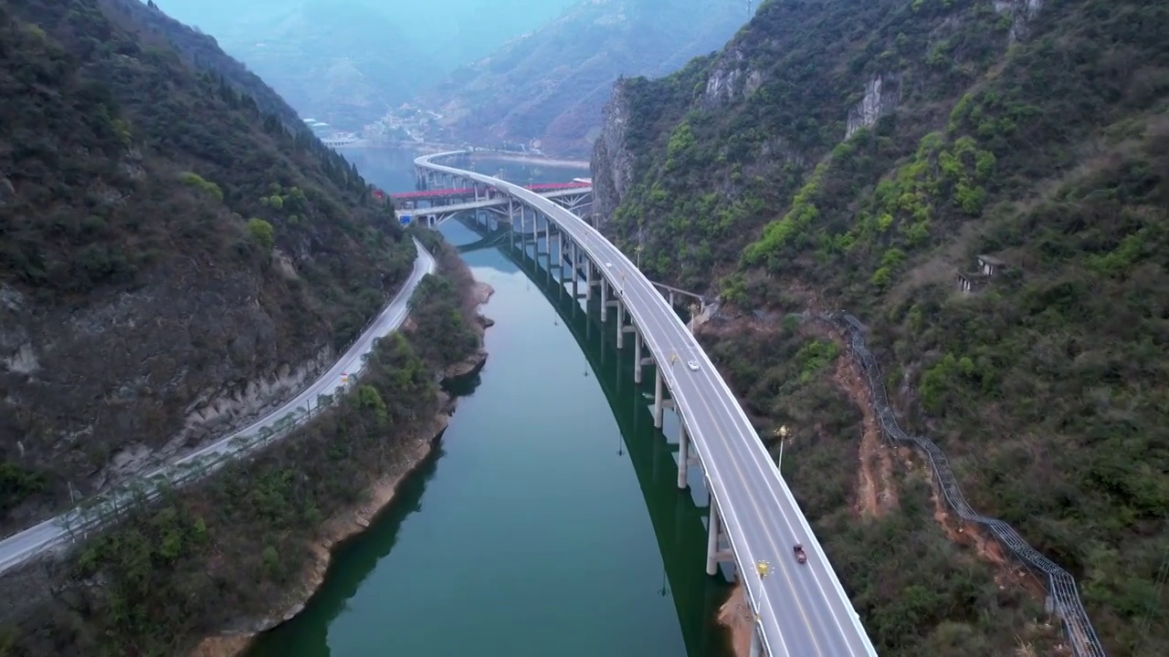 航拍湖北宜昌最美水上昭君公路交通街景视频素材