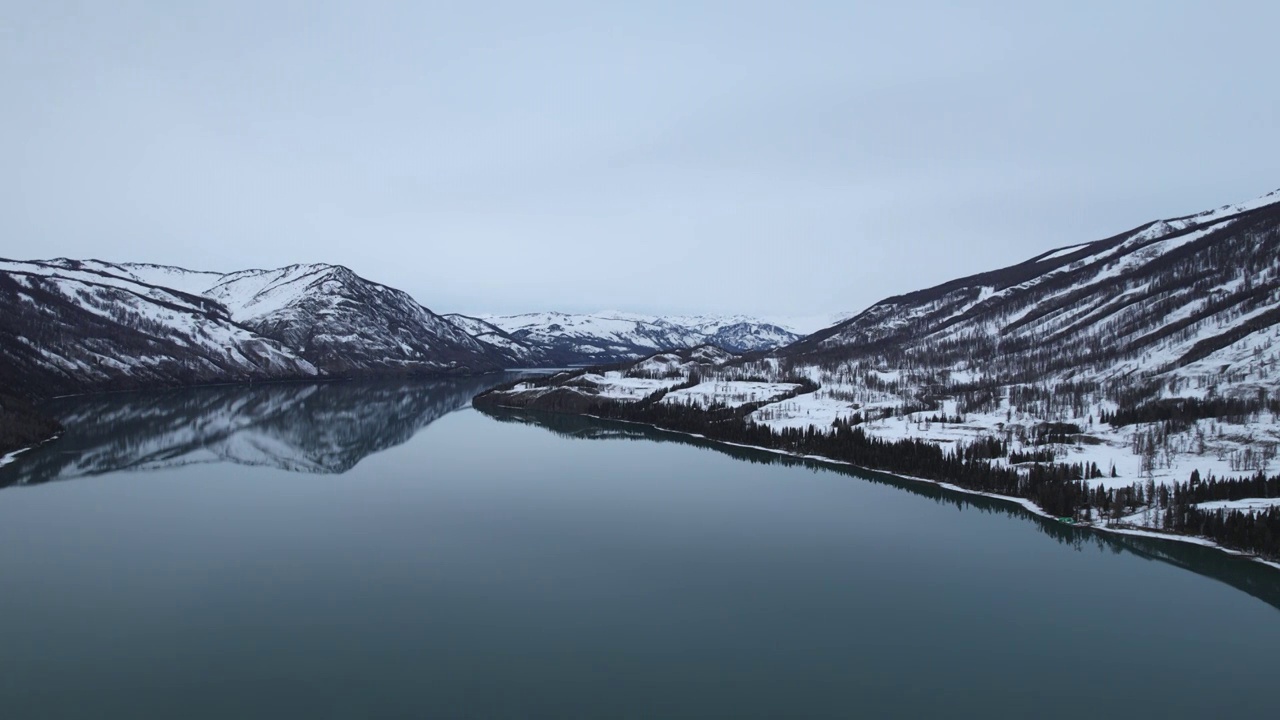 中国新疆阿勒泰禾木冬季雪景航拍视频素材