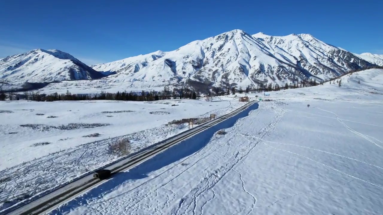 中国新疆阿勒泰禾木冬季雪景航拍视频素材