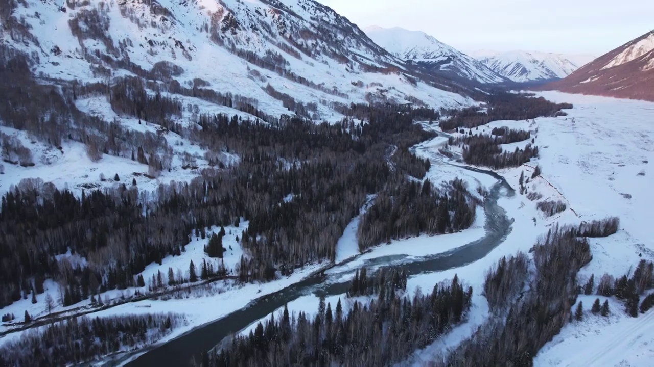 中国新疆阿勒泰禾木冬季雪景航拍视频素材