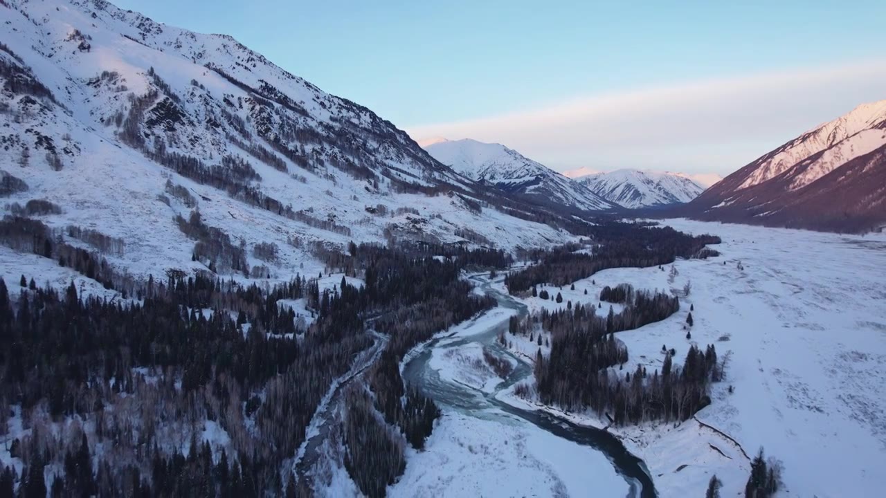 中国新疆阿勒泰禾木冬季雪景航拍视频素材