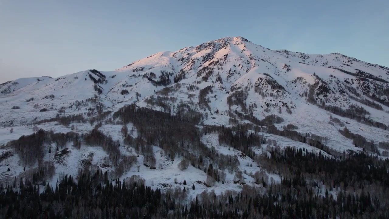 中国新疆阿勒泰禾木冬季雪景航拍视频素材