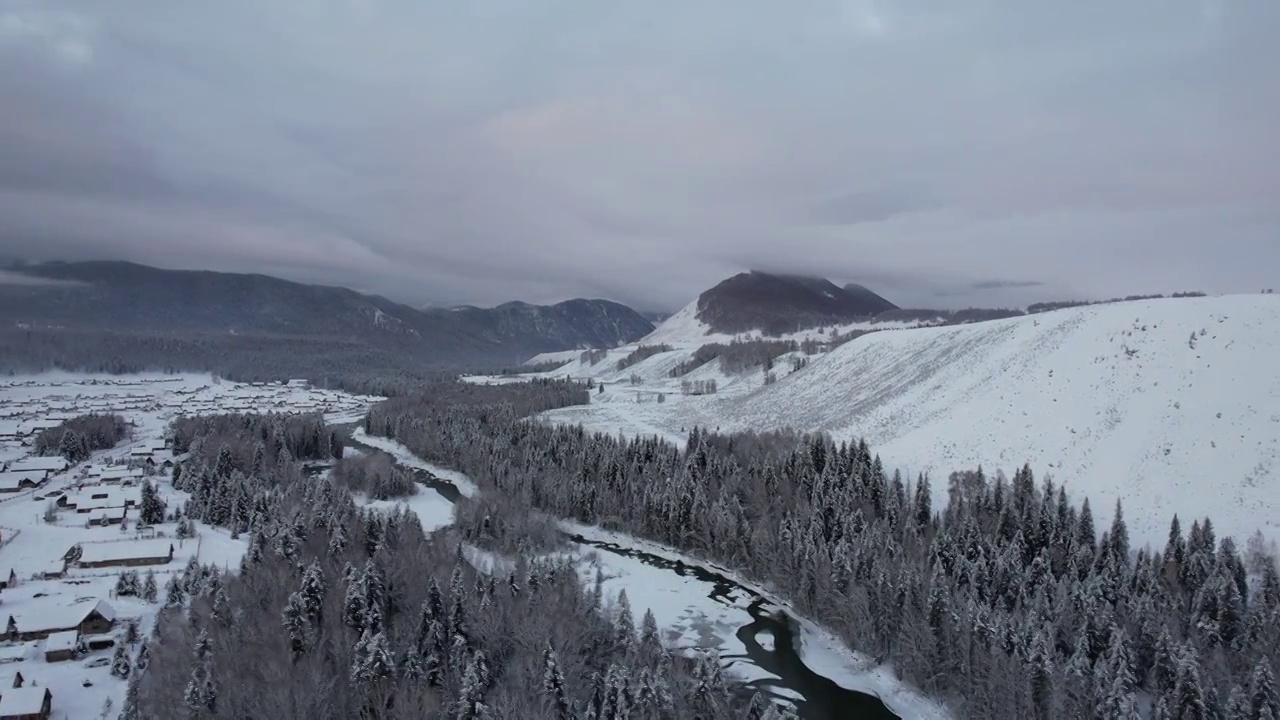 中国新疆阿勒泰禾木冬季雪景航拍视频素材