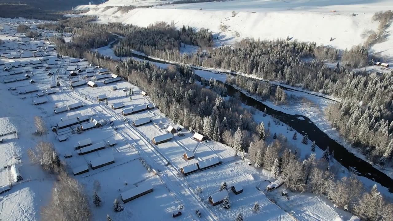 中国新疆阿勒泰禾木冬季雪景航拍视频素材