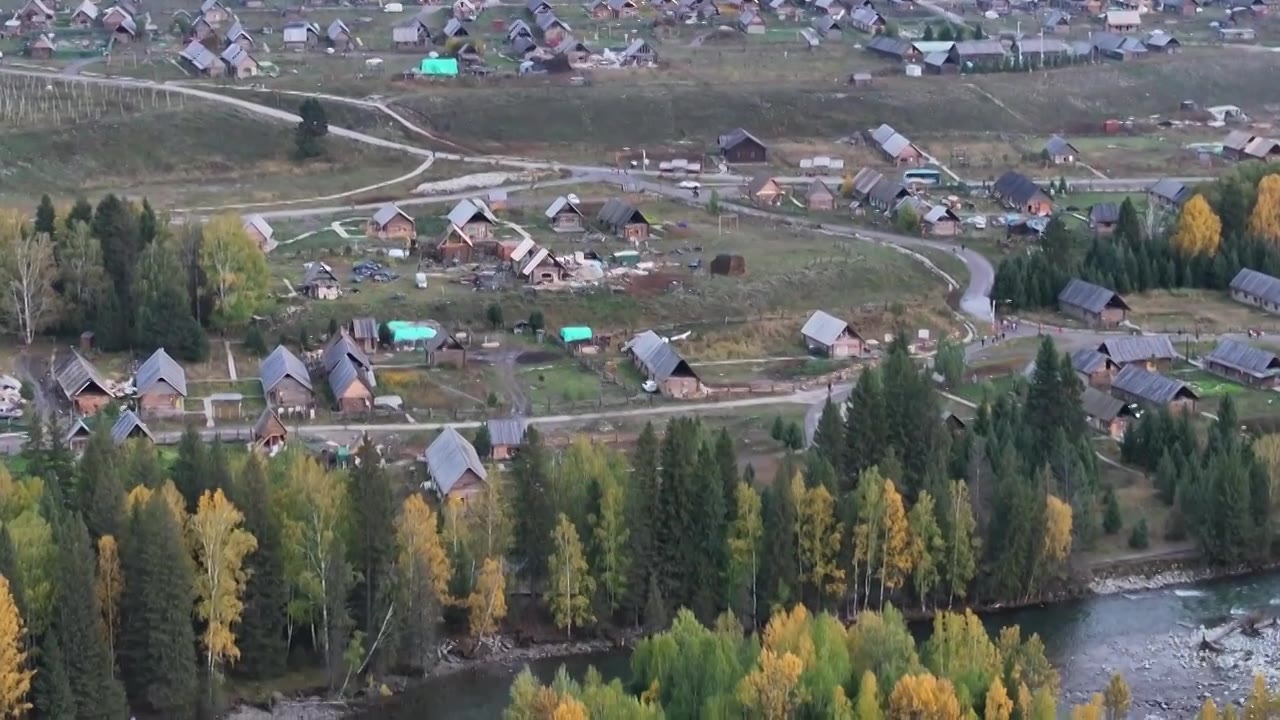 航拍新疆阿勒泰禾木村秋景视频素材