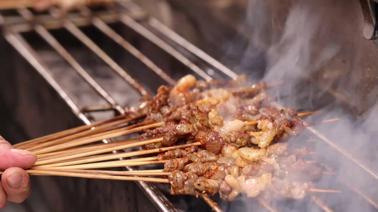 东北烧烤炭火烤肉串制作视频素材