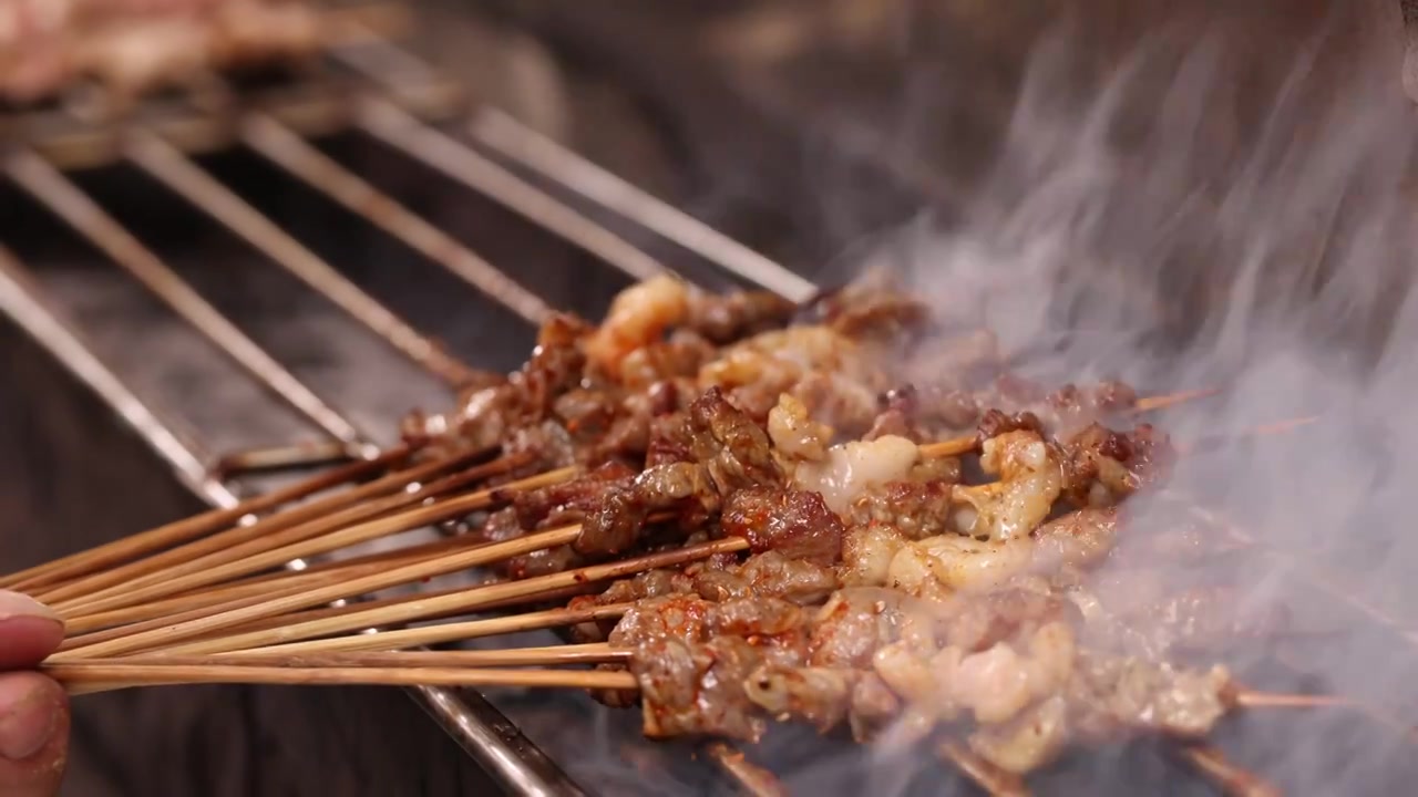 东北烧烤炭火烤肉串制作视频素材