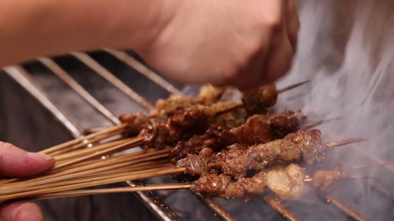 东北烧烤炭火烤肉串制作视频素材