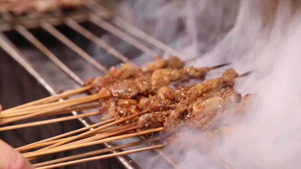 东北烧烤炭火烤肉串制作视频素材