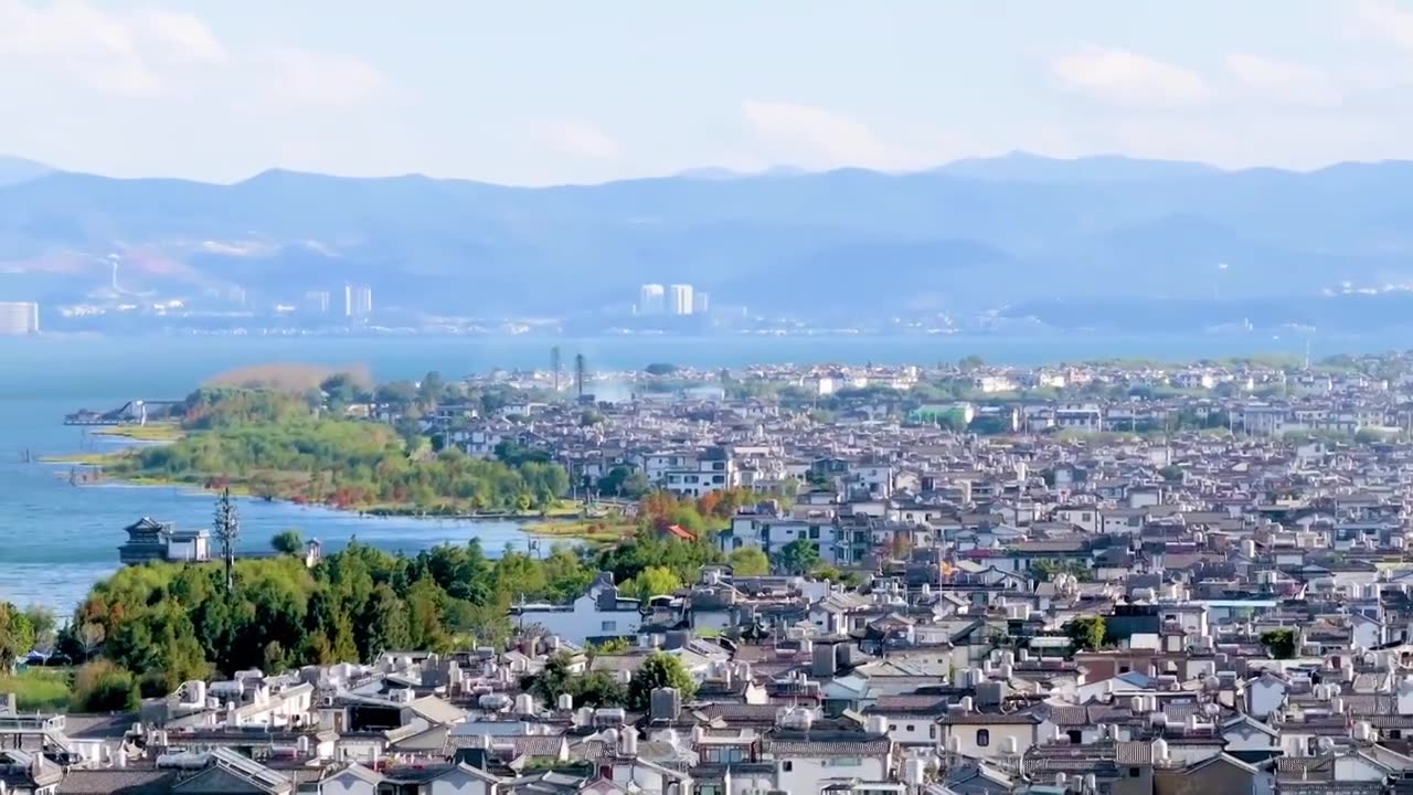 航拍云南大理洱海边的古城民居，苍山洱海，喜洲古镇视频素材