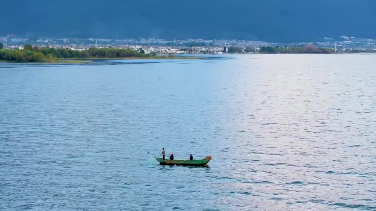 航拍云南大理洱海边的古城民居，苍山洱海，喜洲古镇视频下载