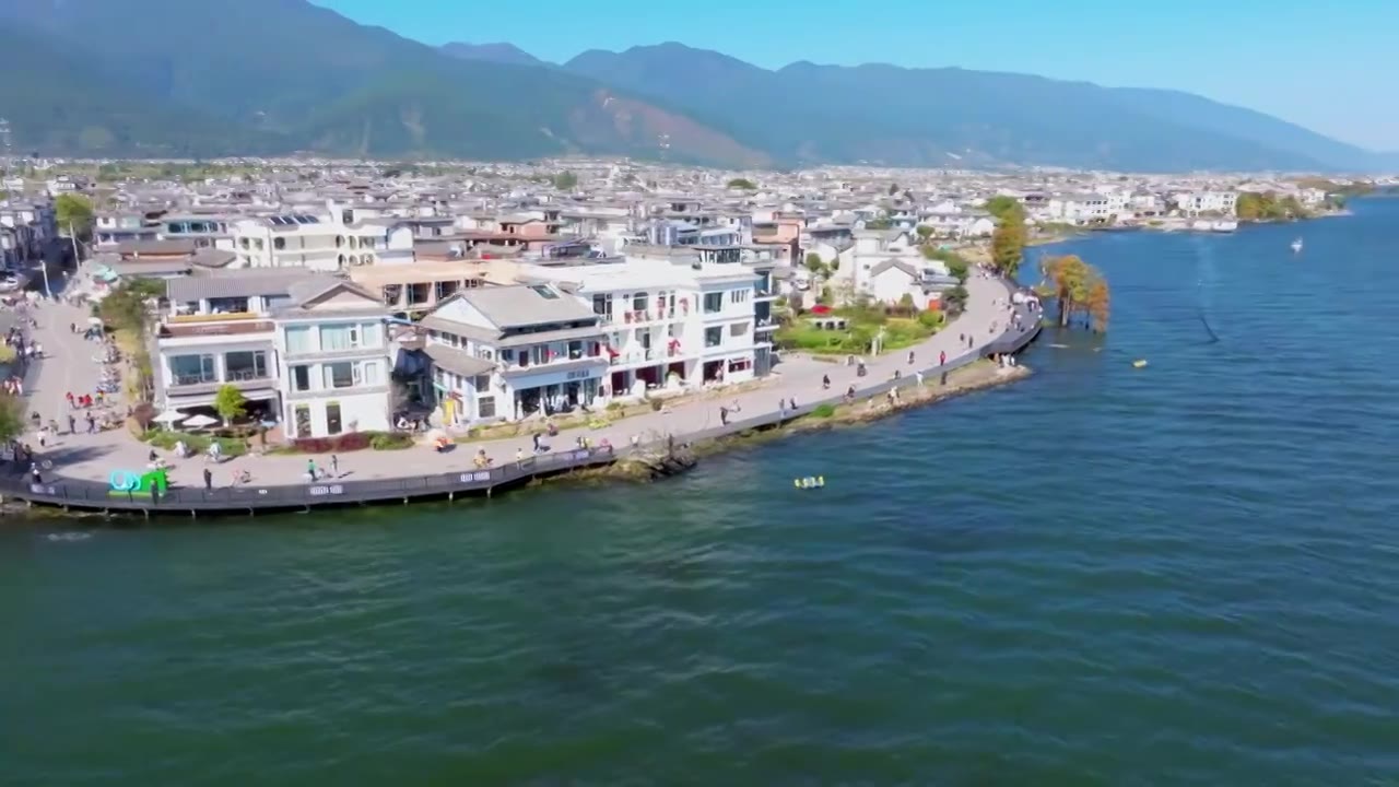 航拍云南大理洱海边的古城民居，苍山洱海，喜洲古镇视频素材