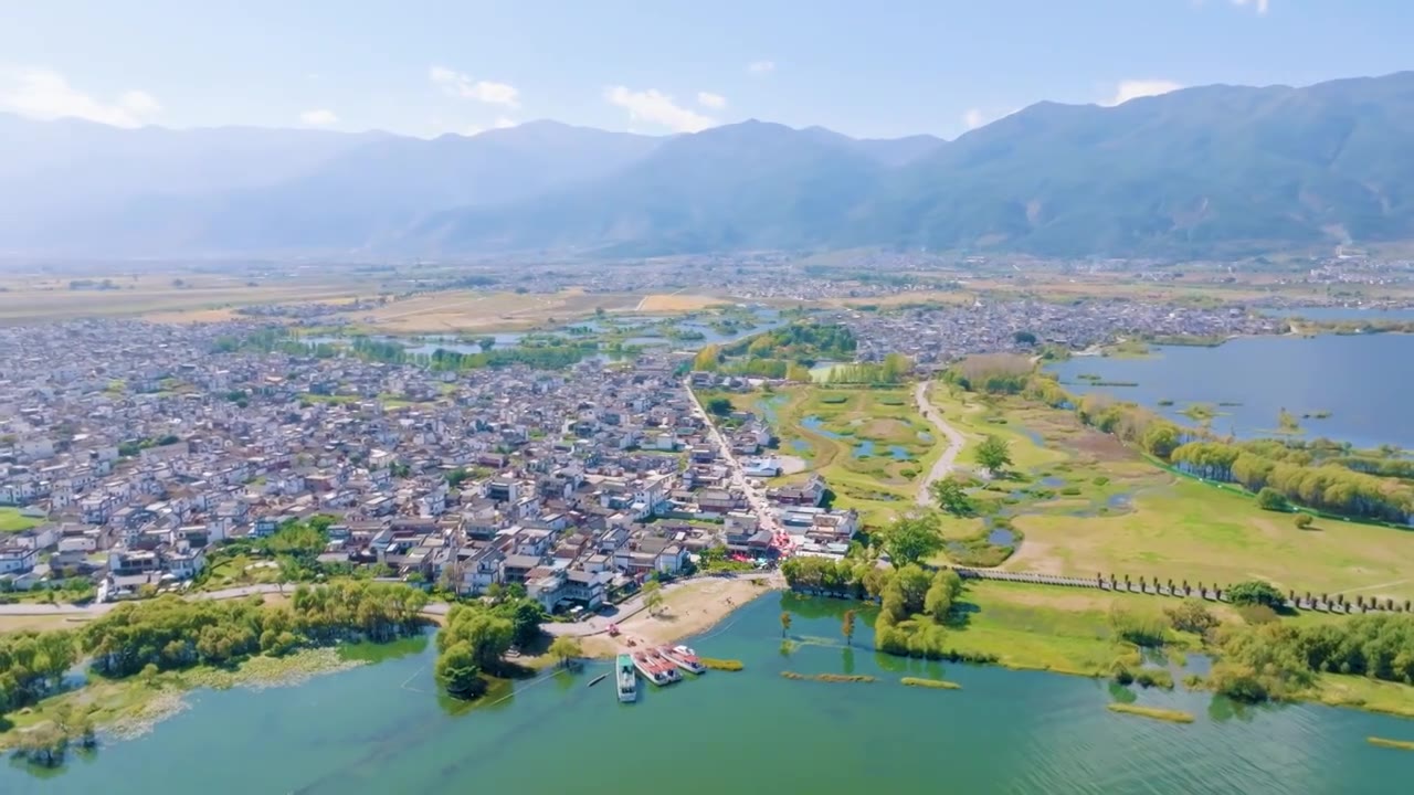 航拍云南大理洱海边的古城民居，苍山洱海，喜洲古镇视频素材