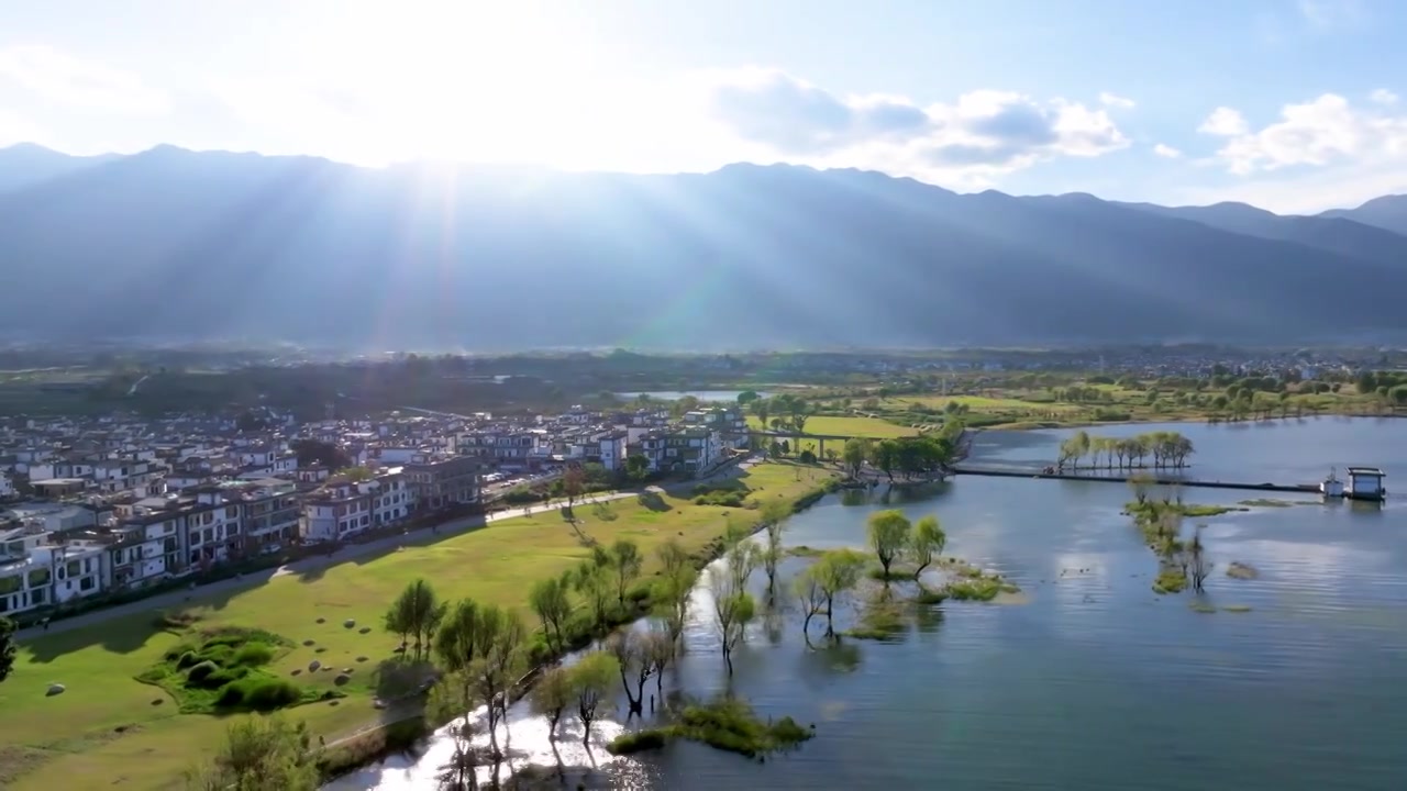 航拍云南大理洱海边的古城民居，苍山洱海，喜洲古镇视频下载