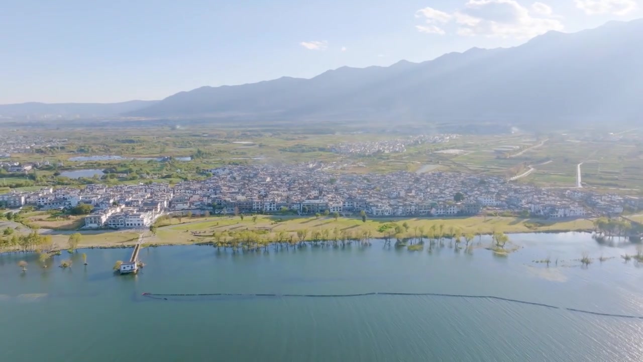 航拍云南大理洱海边的古城民居，苍山洱海，喜洲古镇视频下载