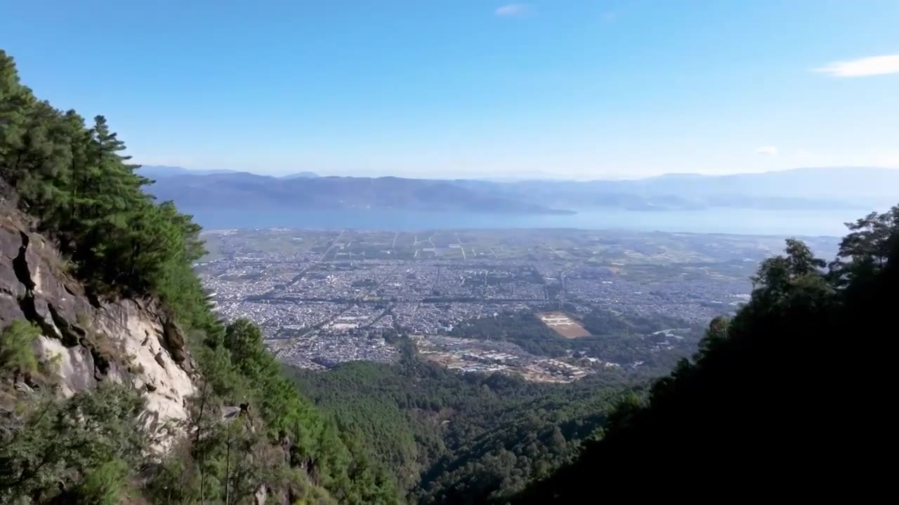 航拍云南大理苍山和苍山下的洱海视频素材