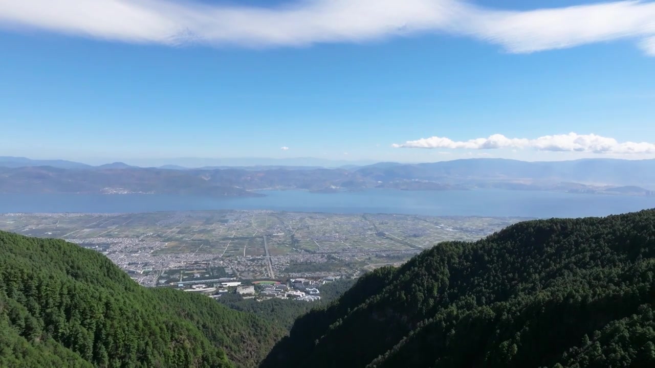 航拍云南大理苍山和苍山下的洱海视频下载