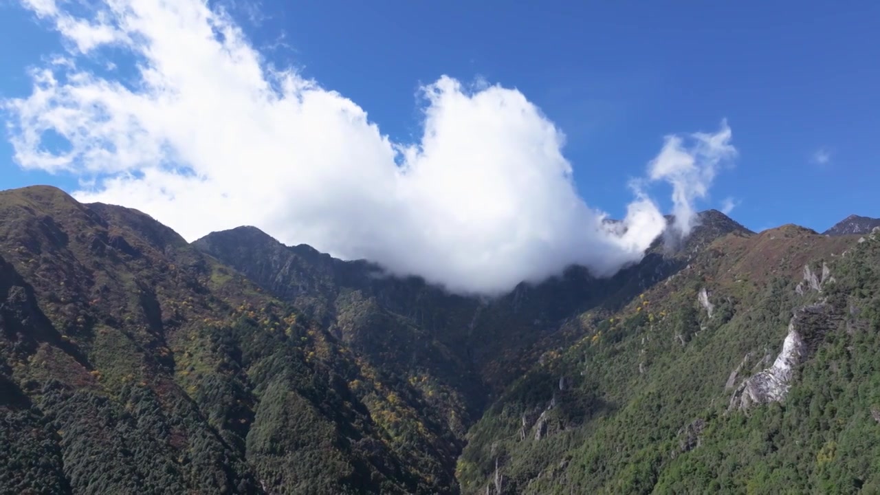 航拍云南大理苍山和苍山下的洱海视频素材