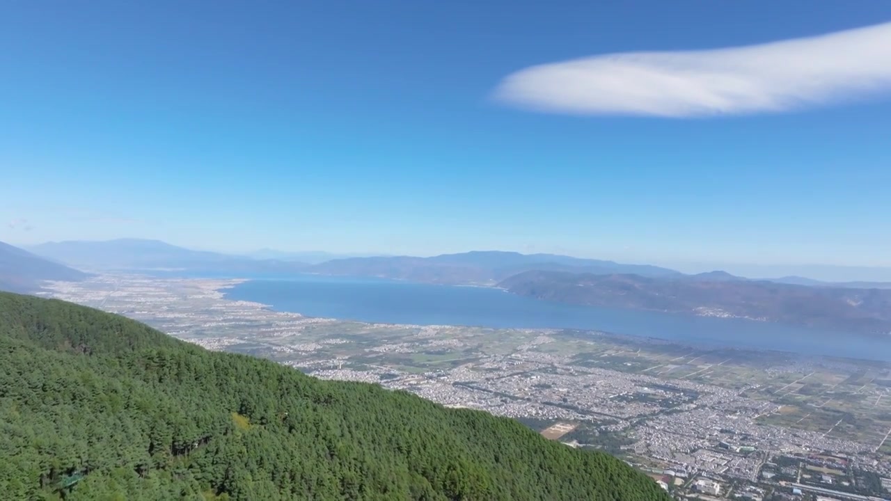 航拍云南大理苍山和苍山下的洱海视频下载