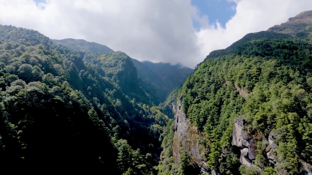 航拍云南大理苍山和苍山下的洱海视频下载