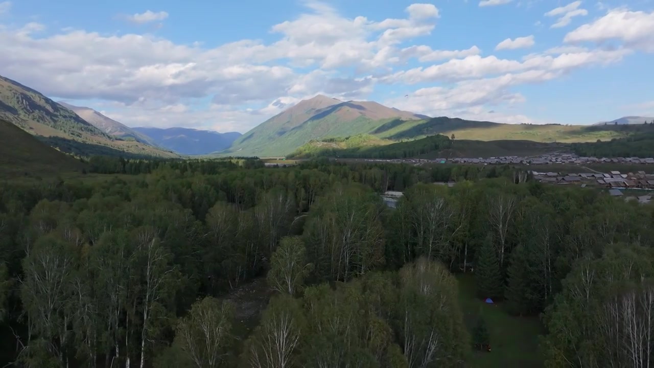 航拍夏天的新疆禾木村风景视频素材