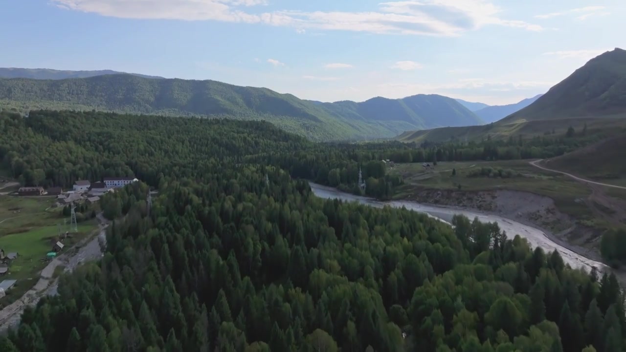 航拍夏天的新疆禾木村风景视频素材