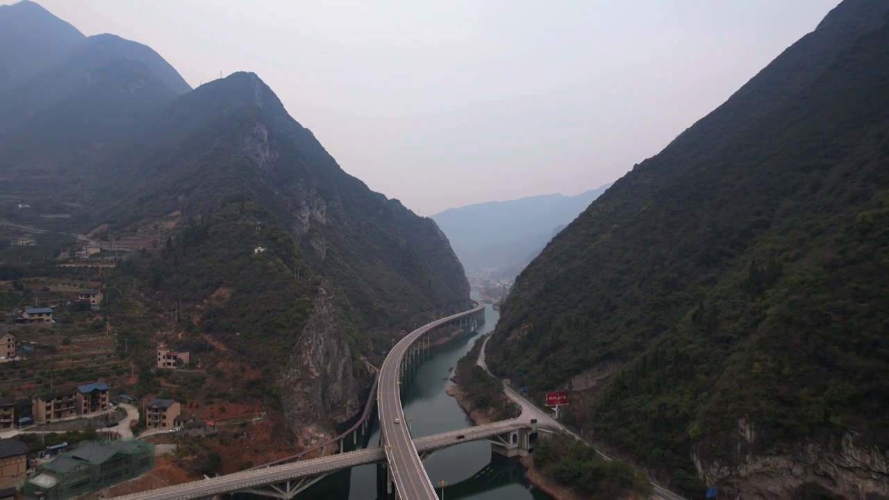 航拍湖北宜昌旅游最美水上昭君公路交通街景视频素材