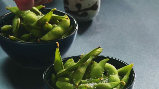 倒清酒，大豆视频素材