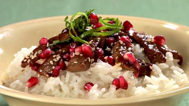 牛肉饭，石榴籽和芝麻视频素材