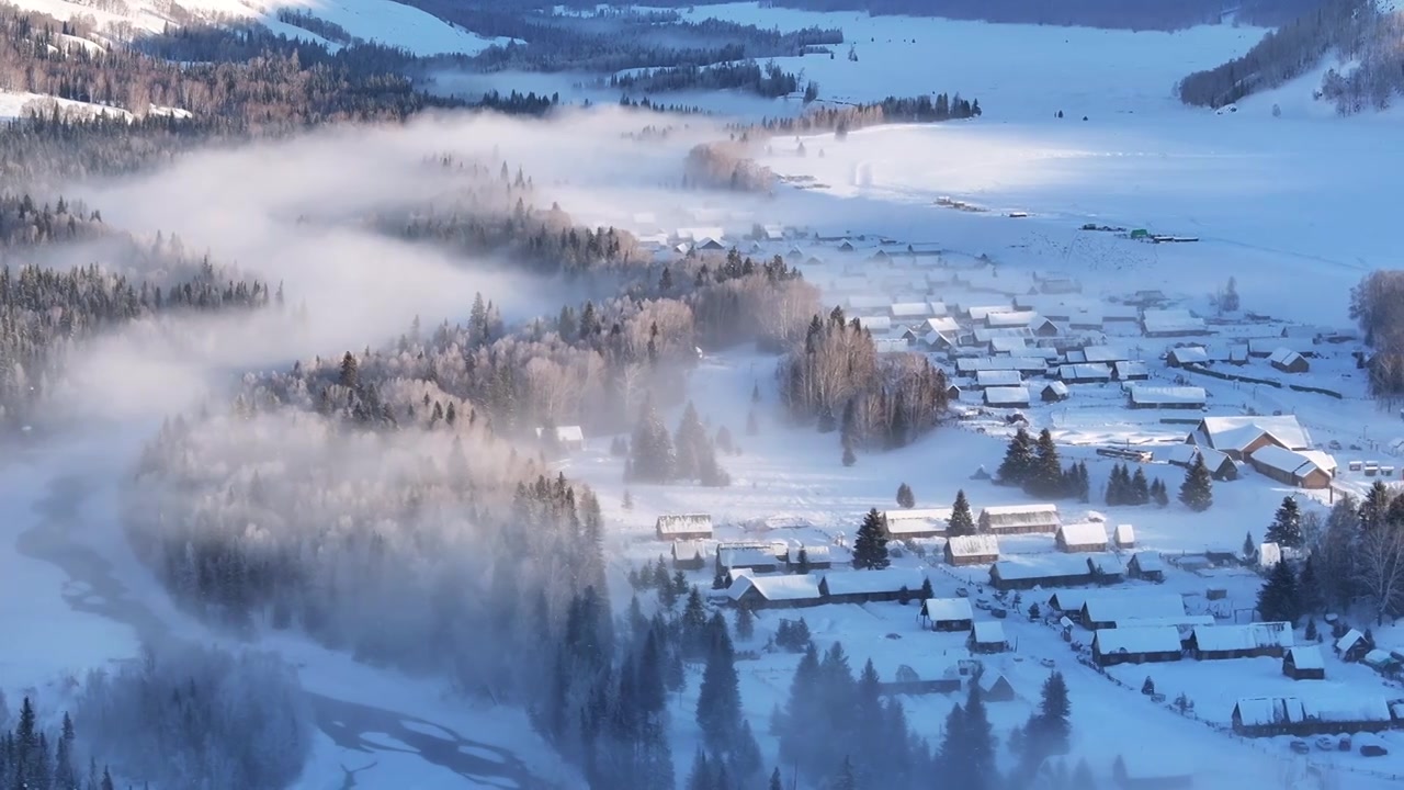 新疆阿勒泰地区禾木村冬季雪景晨雾仙境航拍视频下载