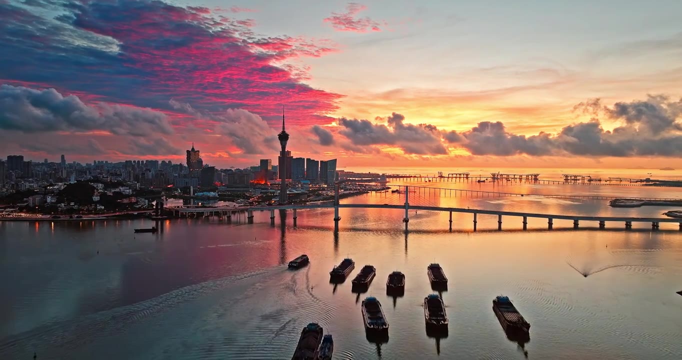 航拍澳门日落时的城市天际线和海洋风景视频素材