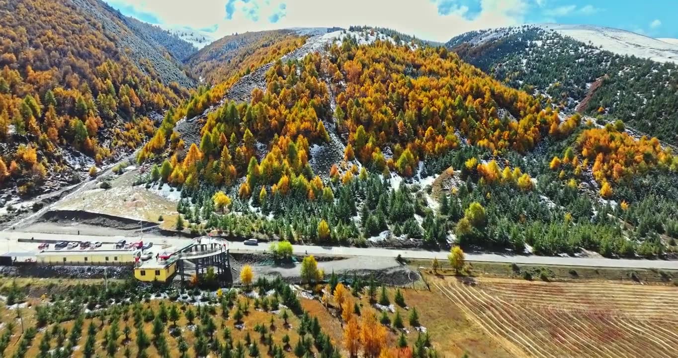 秋季 川西 雪山 高山 草原 牧场 村庄 建筑 蓝天 白云视频素材