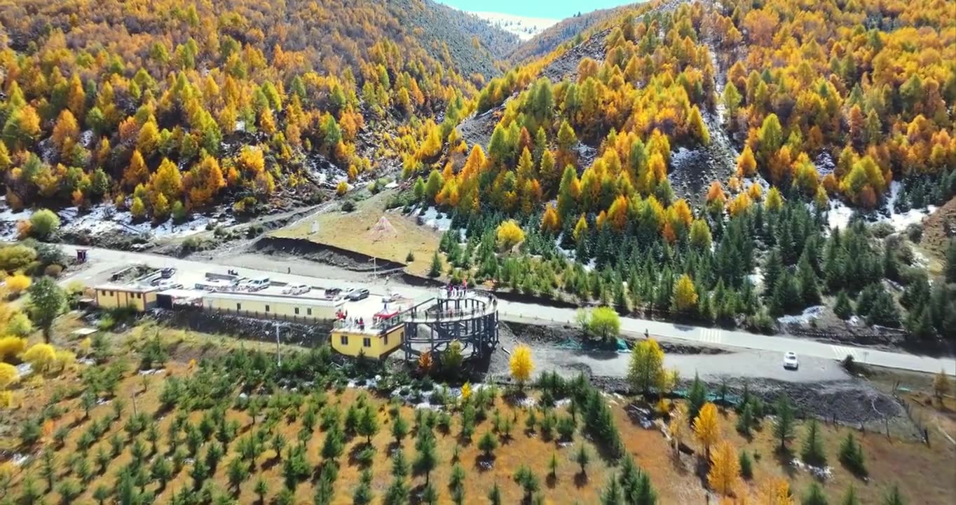 秋季 川西 雪山 高山 草原 牧场 村庄 建筑 蓝天 白云视频素材