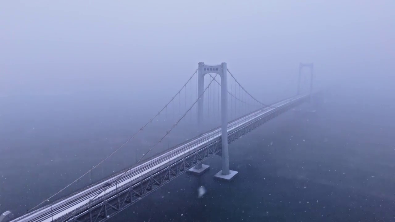 4K 航拍 雪中的大连星海湾大桥和海浩视频下载