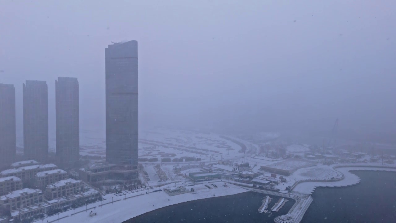 4K 航拍 雪中的大连星海广场视频下载