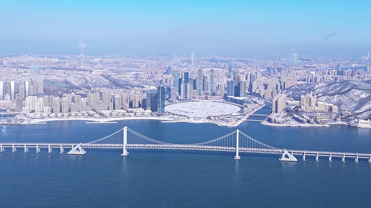 4K 航拍 雪后大连城市全景 星海湾大桥 星海广场 城堡酒店视频下载