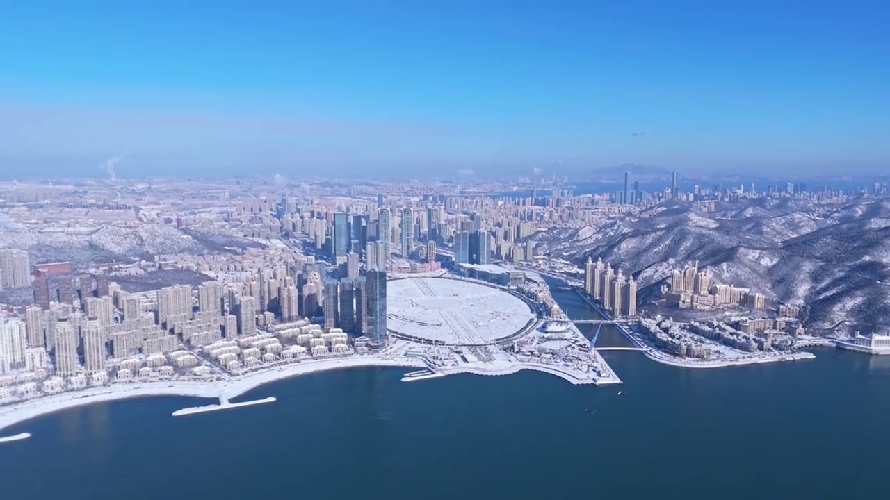 4K 航拍 雪后大连城市全景 星海湾大桥 星海广场 城堡酒店视频素材