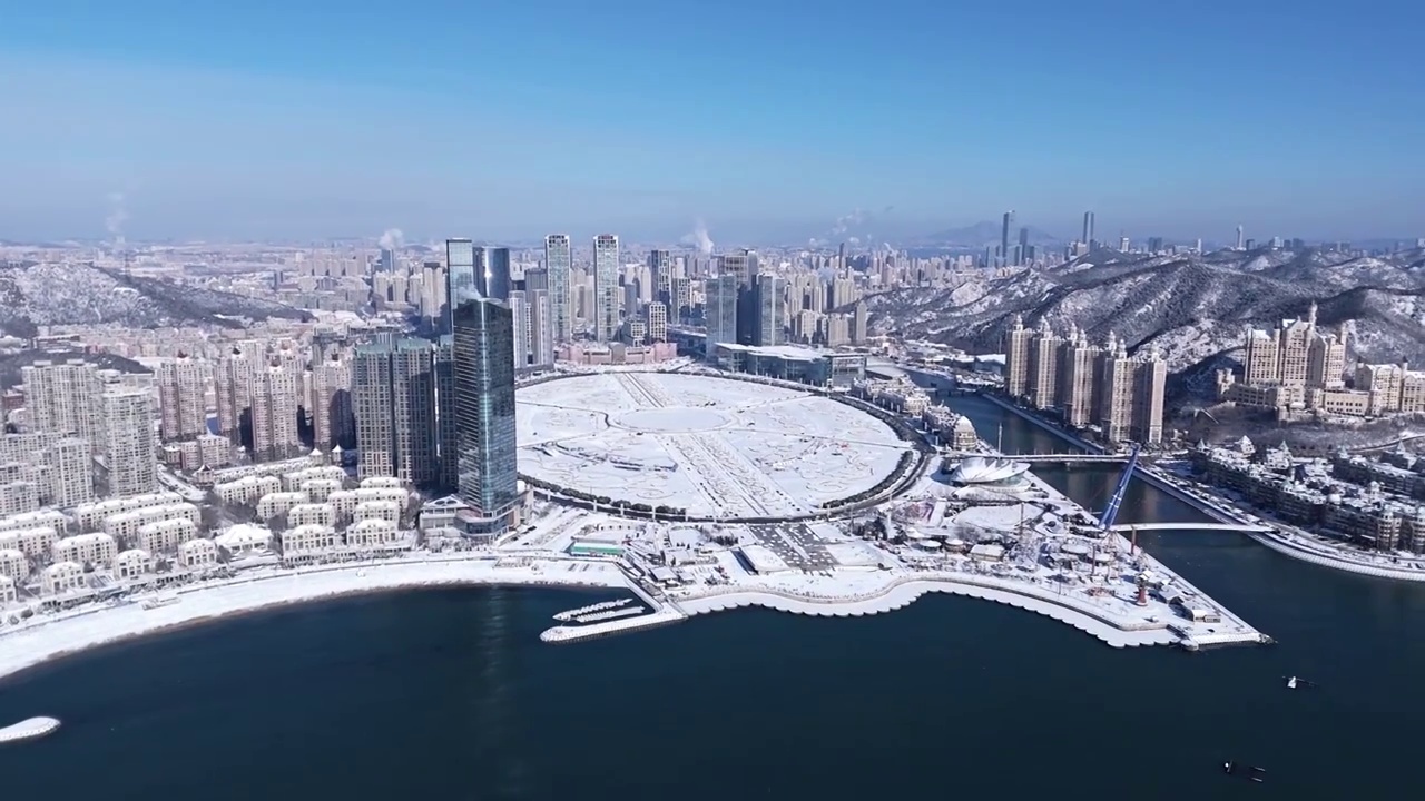 4K 航拍 雪后大连城市全景 星海湾大桥 星海广场 城堡酒店视频素材