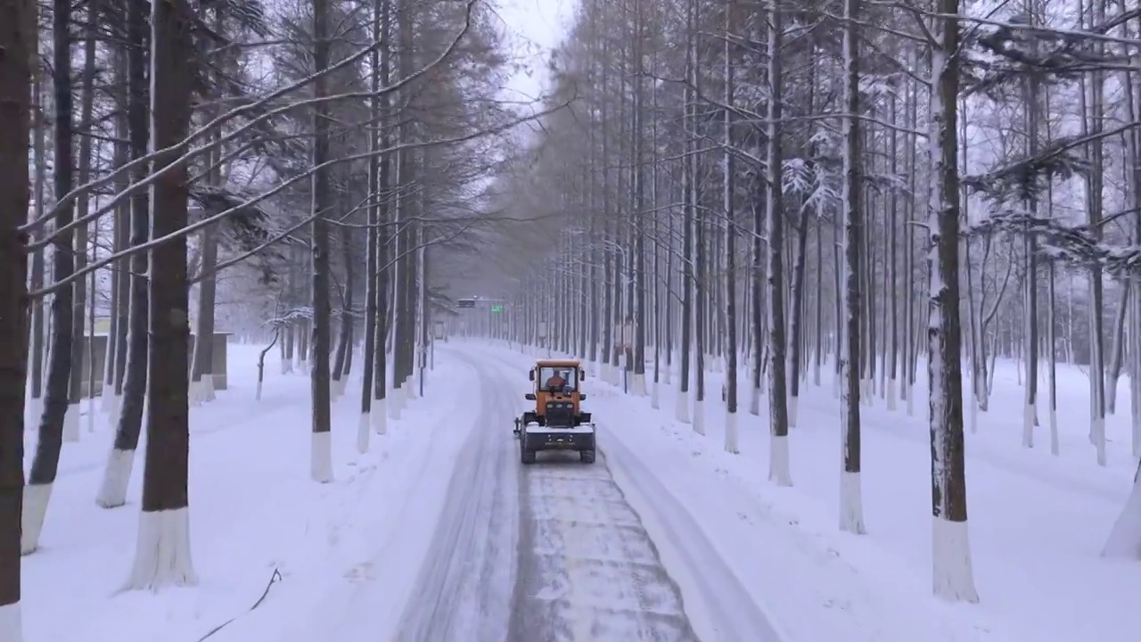 4K 航拍 扫雪车清理道路视频下载