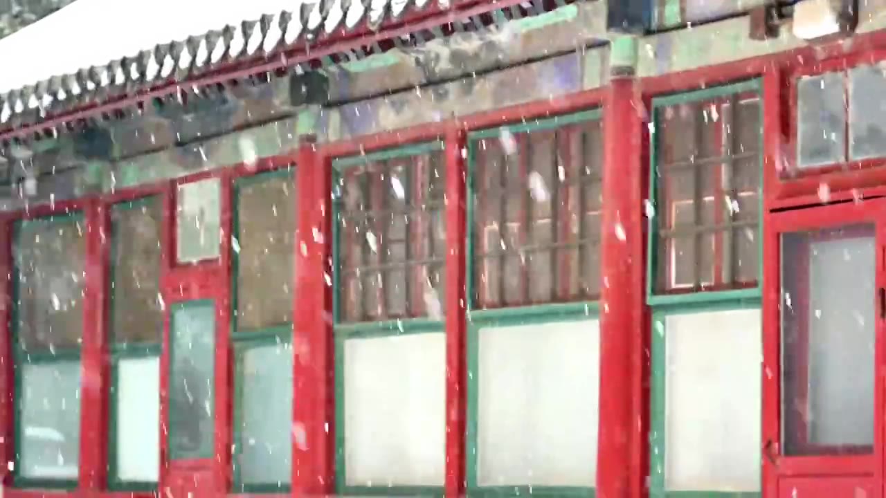 雪花纷飞的大雪中的中式建筑窗格视频素材