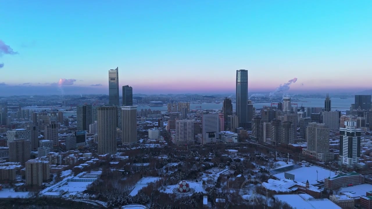 4K 航拍 雪后的大连城市天际线日落视频下载